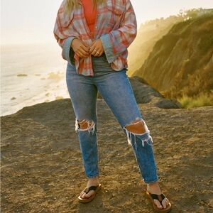 American Eagle Strigid Ripped Mom Jeans